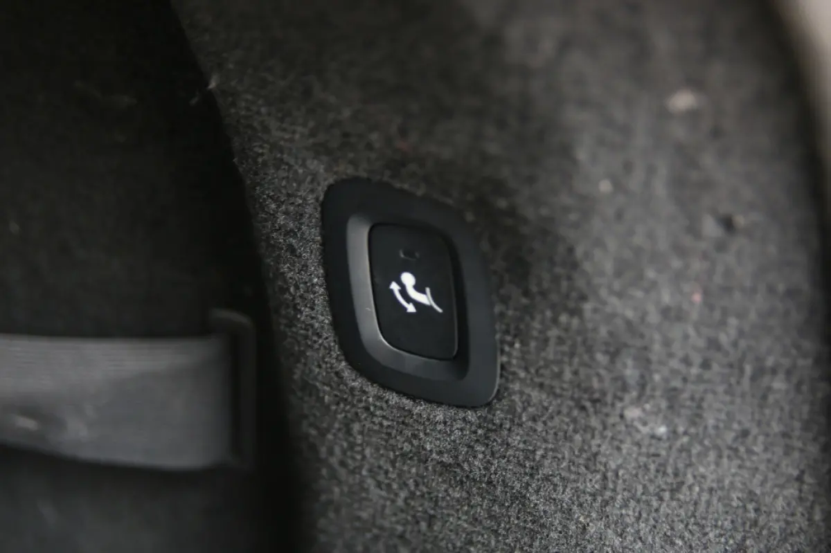 2.0 T4 R Design | Pano | Trekhaak | Apple carplay | Pilot assist |