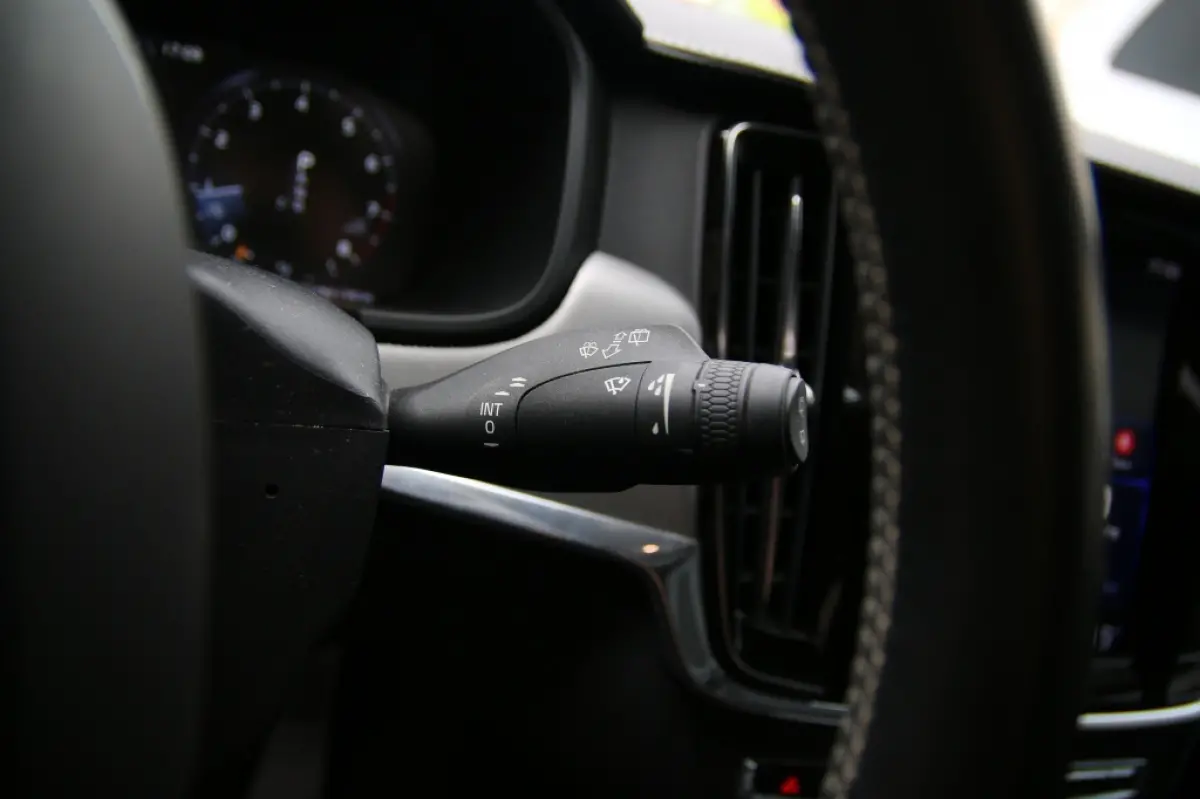 2.0 T4 R Design | Pano | Trekhaak | Apple carplay | Pilot assist |