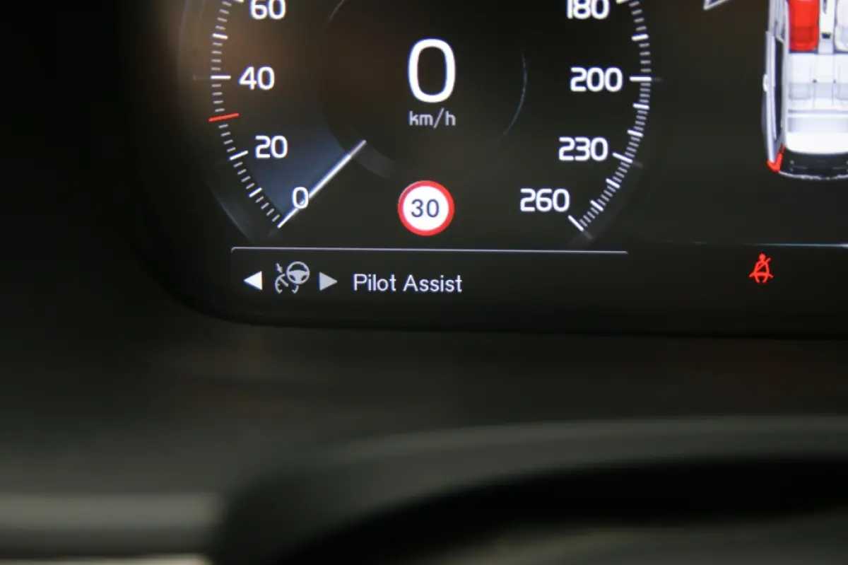 2.0 T4 R Design | Pano | Trekhaak | Apple carplay | Pilot assist |