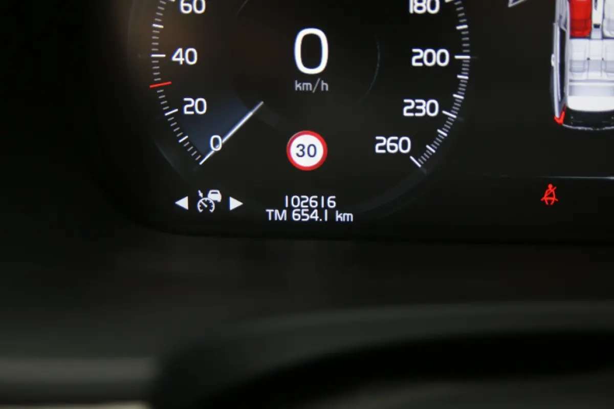 2.0 T4 R Design | Pano | Trekhaak | Apple carplay | Pilot assist |