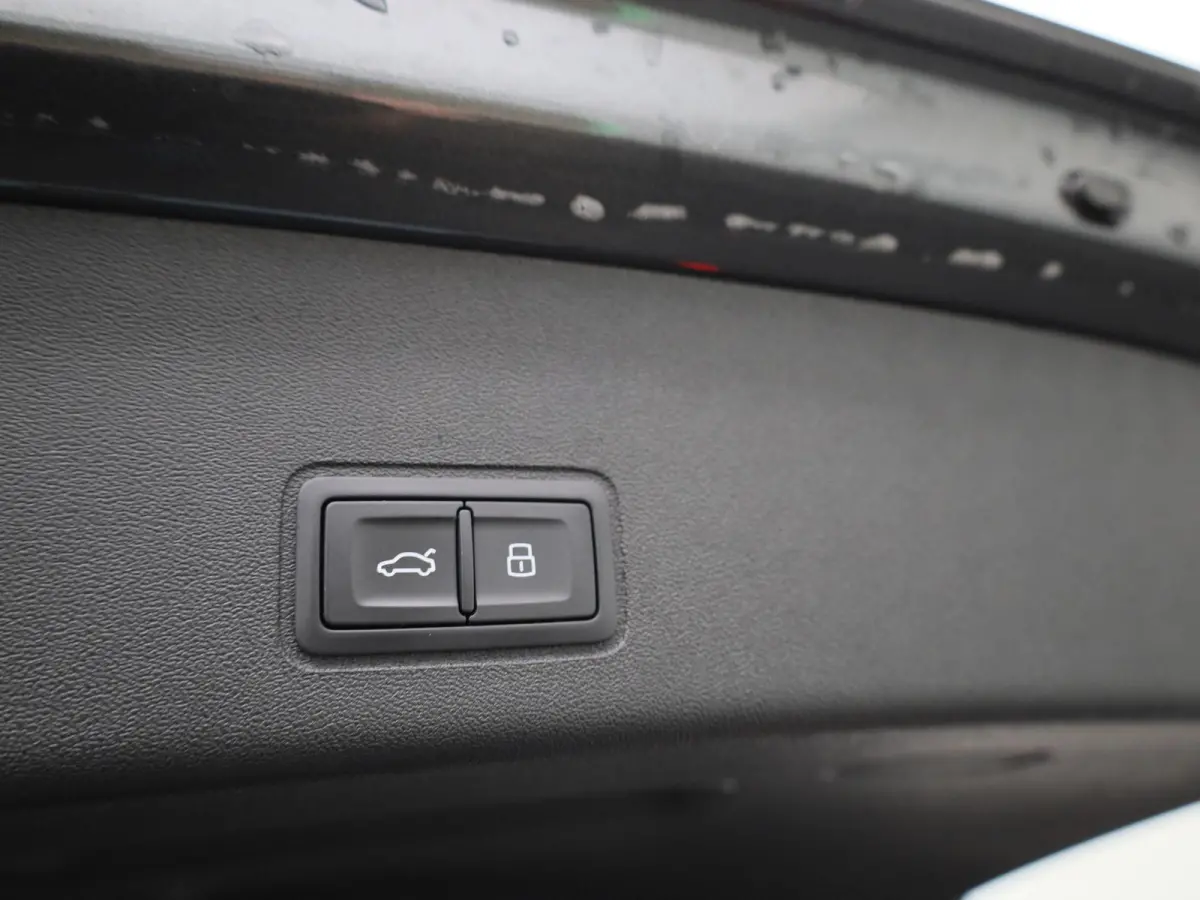 1.5 e-hybrid S edition 272 PK | S-line | Automaat | Panoramadak | SONOS Sound | Trekhaak | Head-up display | Lichtmetalen velgen |