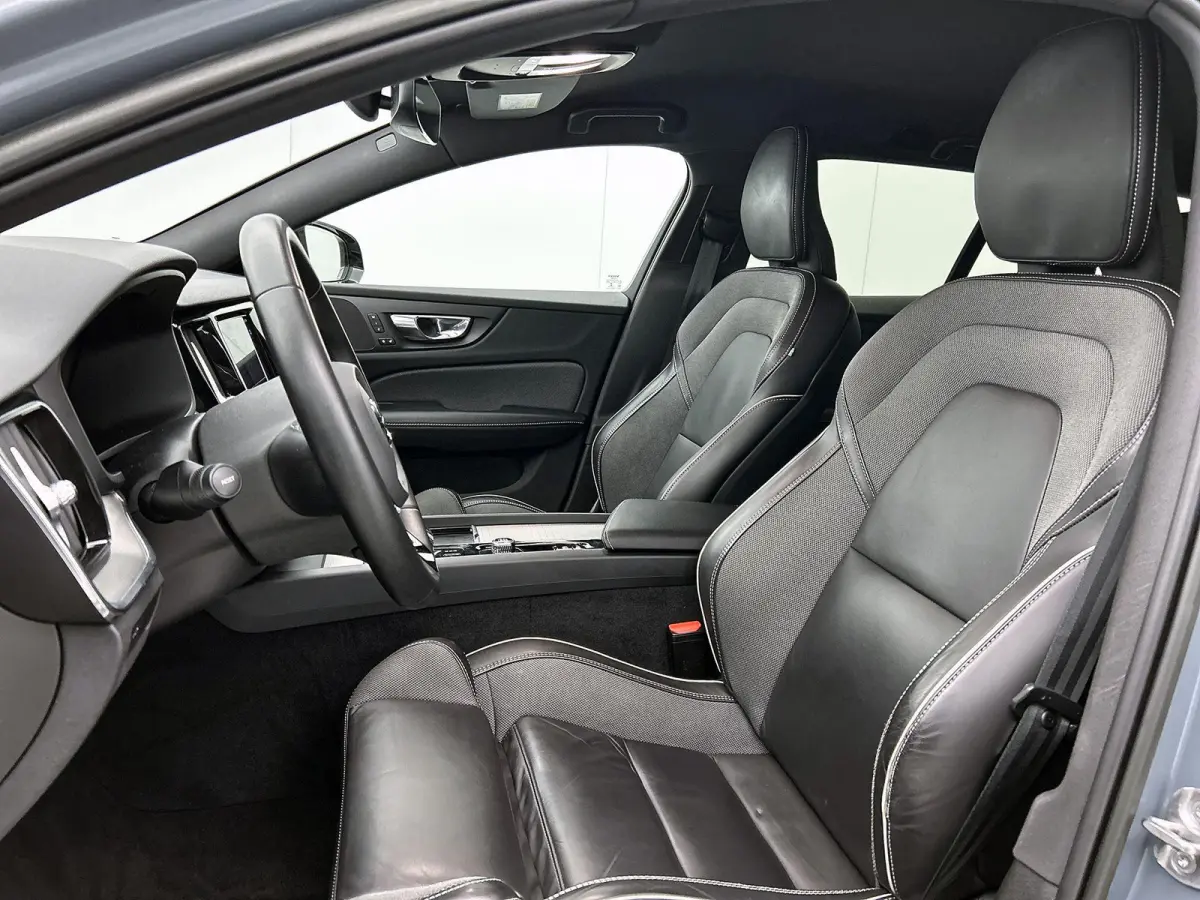 2.0 B4 Plus Dark 1e Eigenaar | Origineel Nederlands Voertuig | Automaat | Trekhaak | Achteruitrijcamera | Apple carplay | Android Auto | Lederen Bekleding | Cruise Control | Stoelverwarming 