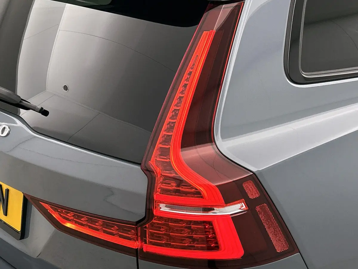 2.0 B4 Plus Dark 1e Eigenaar | Origineel Nederlands Voertuig | Automaat | Trekhaak | Achteruitrijcamera | Apple carplay | Android Auto | Lederen Bekleding | Cruise Control | Stoelverwarming 