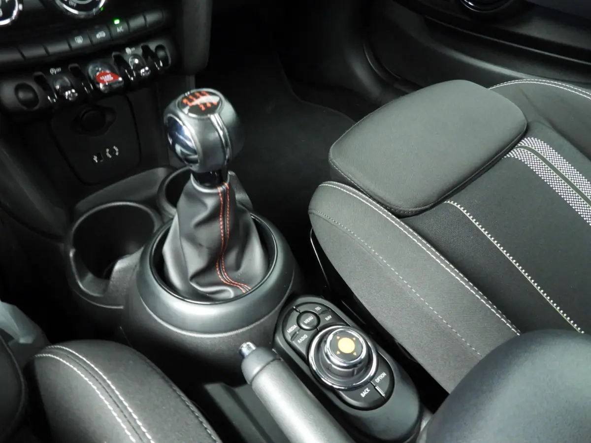 1.5 Cooper Serious Business | Navigatie | John Cooper Works interieurpakket | Comfort Acces | Parkeersensoren |