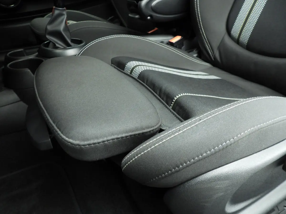 1.5 Cooper Serious Business | Navigatie | John Cooper Works interieurpakket | Comfort Acces | Parkeersensoren |