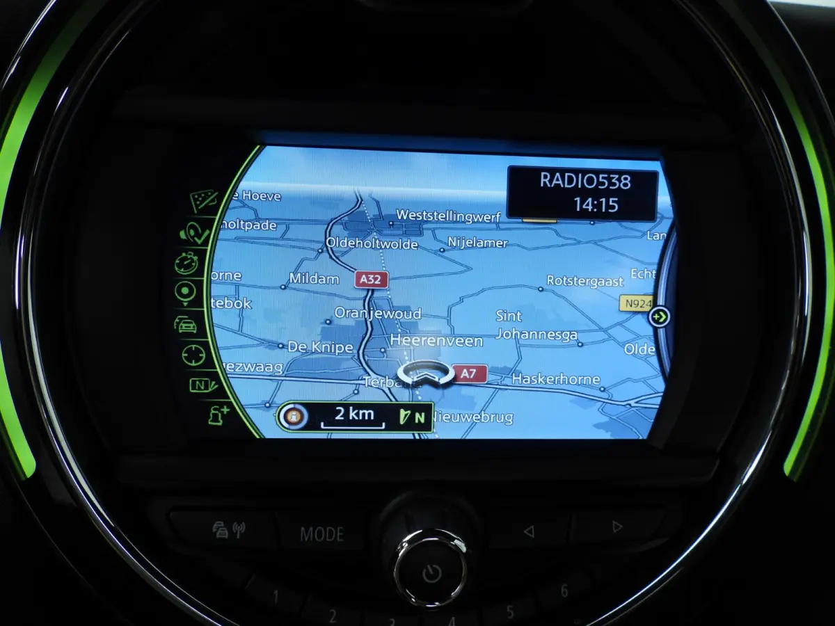 1.5 Cooper Serious Business | Navigatie | John Cooper Works interieurpakket | Comfort Acces | Parkeersensoren |