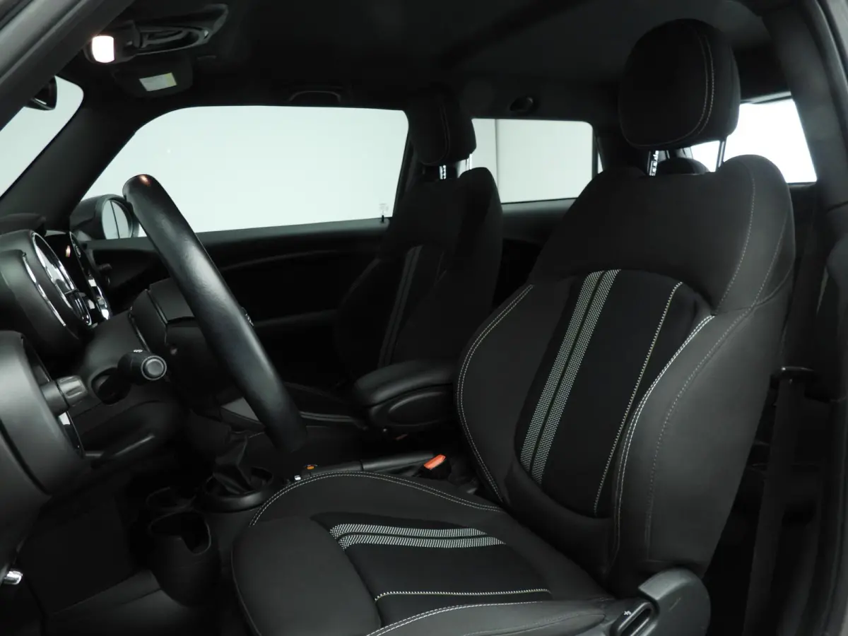 1.5 Cooper Serious Business | Navigatie | John Cooper Works interieurpakket | Comfort Acces | Parkeersensoren |