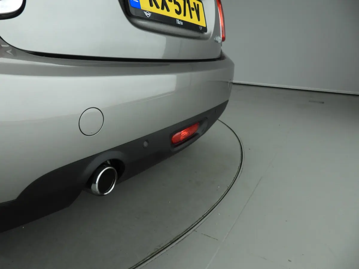 1.5 Cooper Serious Business | Navigatie | John Cooper Works interieurpakket | Comfort Acces | Parkeersensoren |