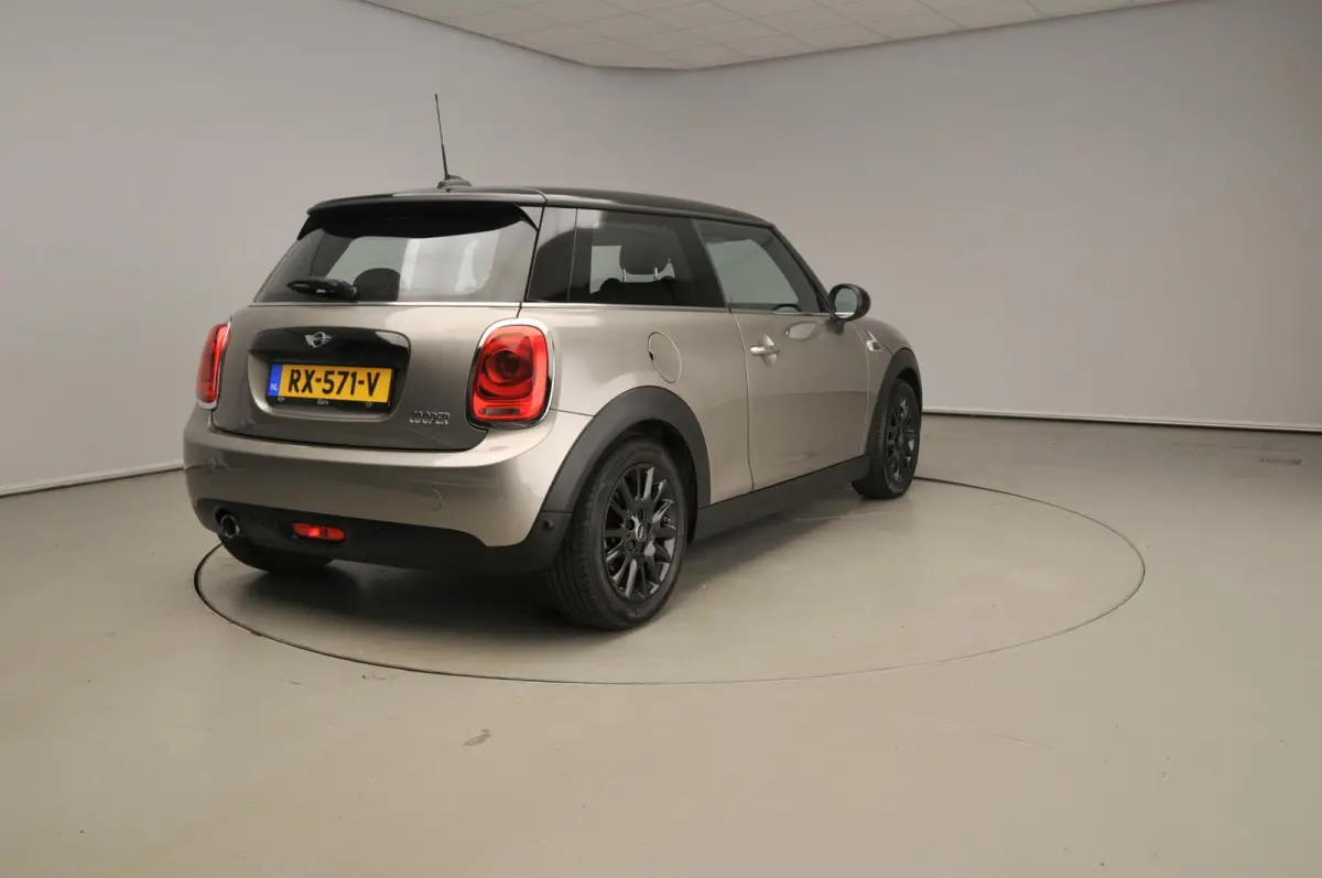 1.5 Cooper Serious Business | Navigatie | John Cooper Works interieurpakket | Comfort Acces | Parkeersensoren |