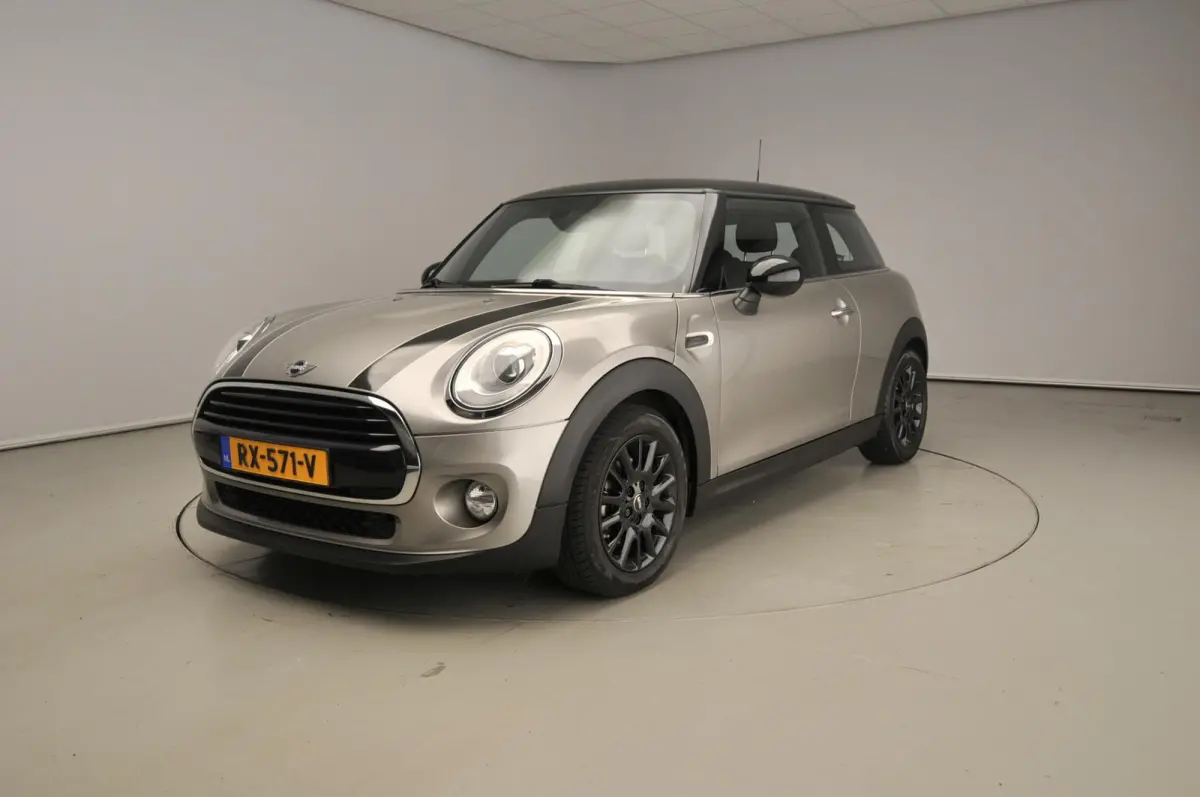 1.5 Cooper Serious Business | Navigatie | John Cooper Works interieurpakket | Comfort Acces | Parkeersensoren |