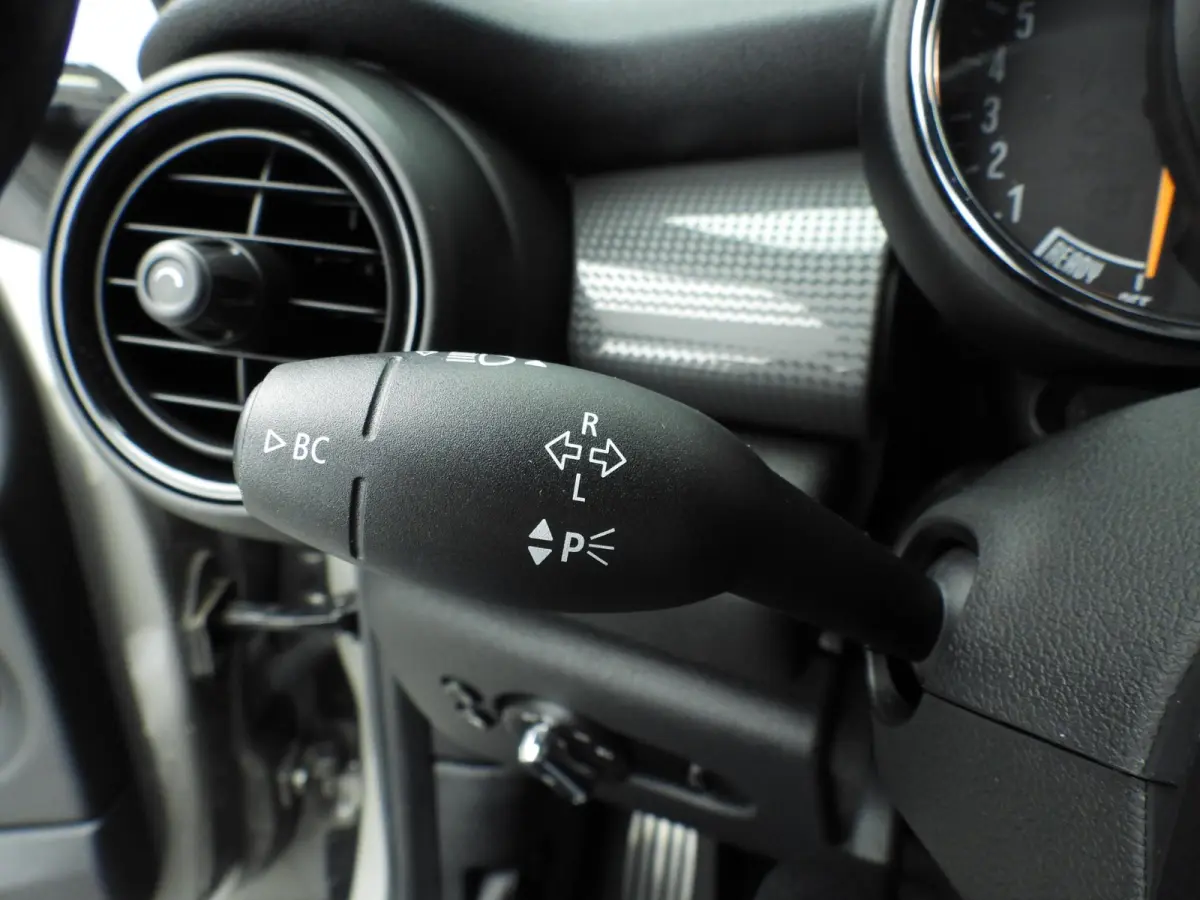 1.5 Cooper Serious Business | Navigatie | John Cooper Works interieurpakket | Comfort Acces | Parkeersensoren |