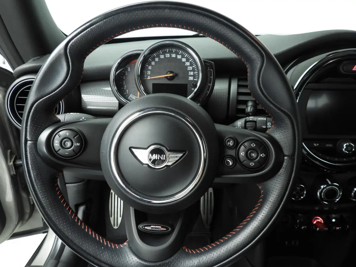 1.5 Cooper Serious Business | Navigatie | John Cooper Works interieurpakket | Comfort Acces | Parkeersensoren |