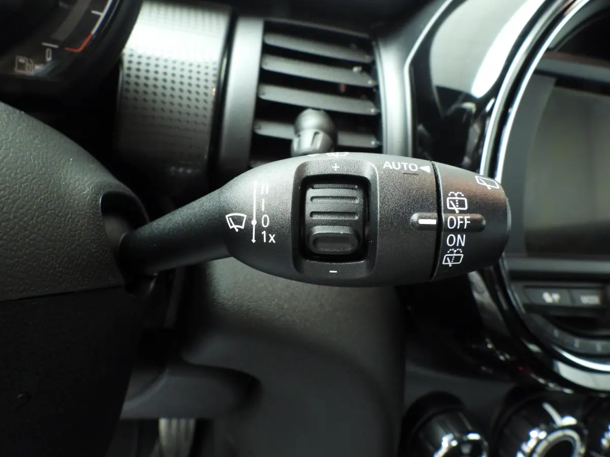 1.5 Cooper Serious Business | Navigatie | John Cooper Works interieurpakket | Comfort Acces | Parkeersensoren |