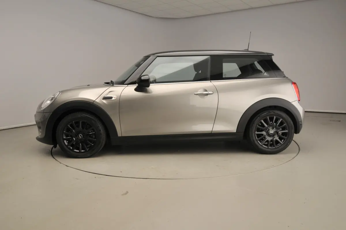 1.5 Cooper Serious Business | Navigatie | John Cooper Works interieurpakket | Comfort Acces | Parkeersensoren |