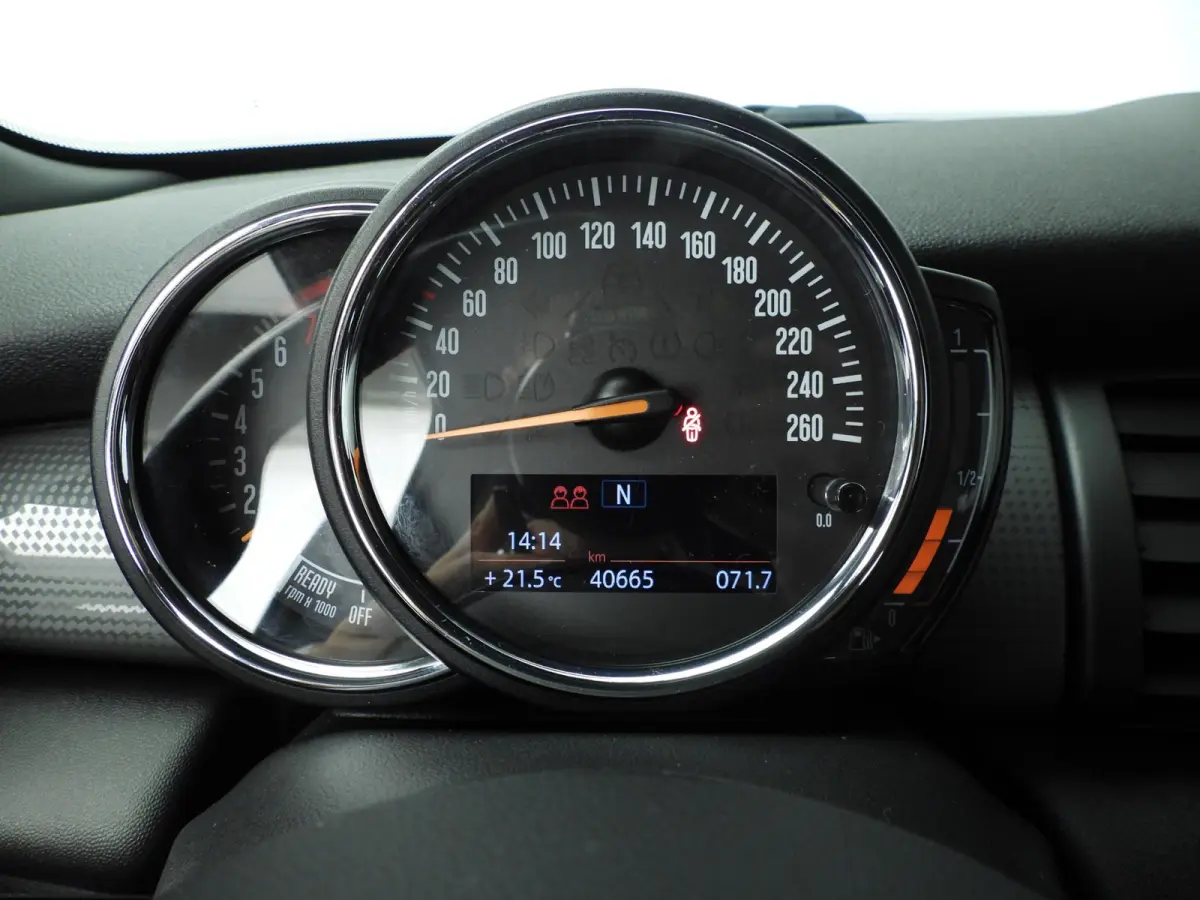 1.5 Cooper Serious Business | Navigatie | John Cooper Works interieurpakket | Comfort Acces | Parkeersensoren |