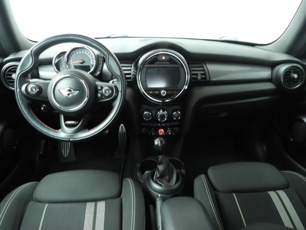 1.5 Cooper Serious Business | Navigatie | John Cooper Works interieurpakket | Comfort Acces | Parkeersensoren |