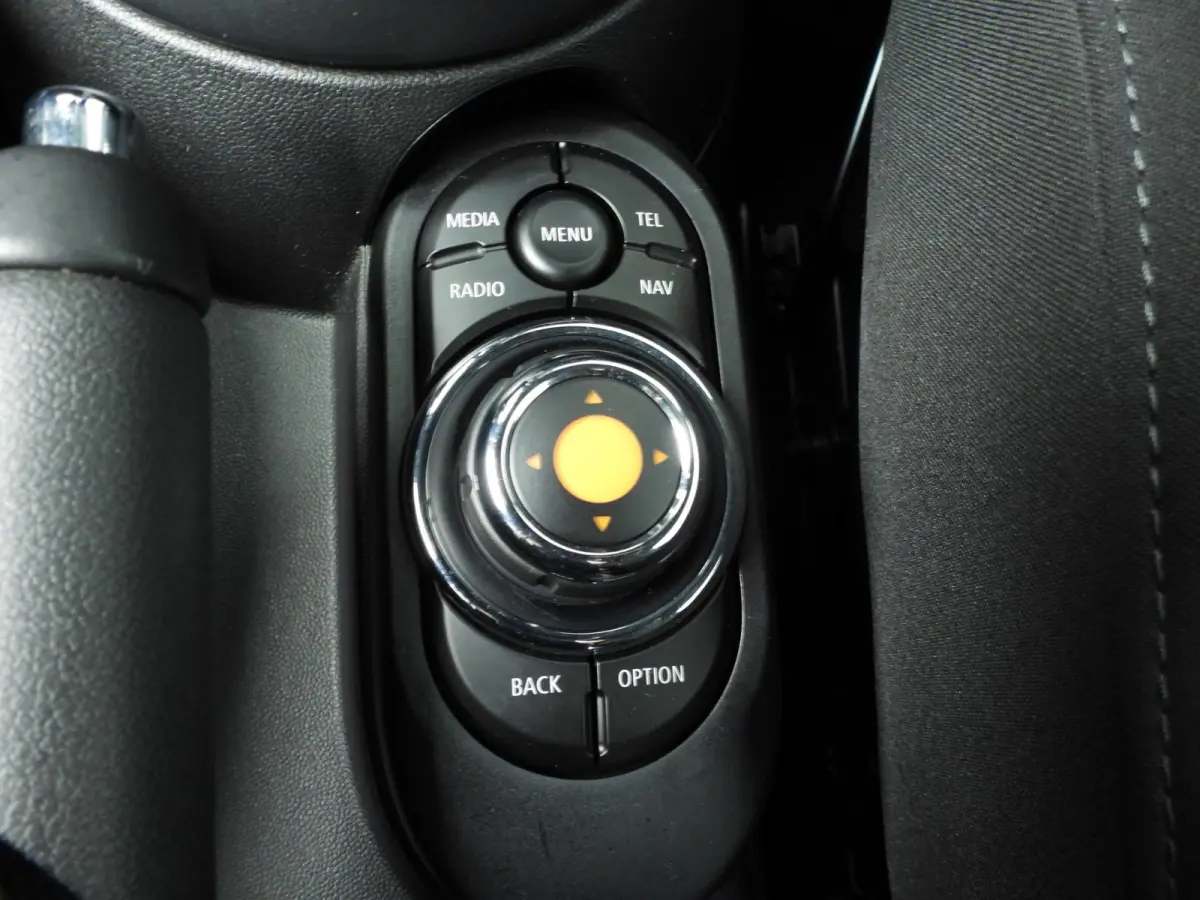 1.5 Cooper Serious Business | Navigatie | John Cooper Works interieurpakket | Comfort Acces | Parkeersensoren |