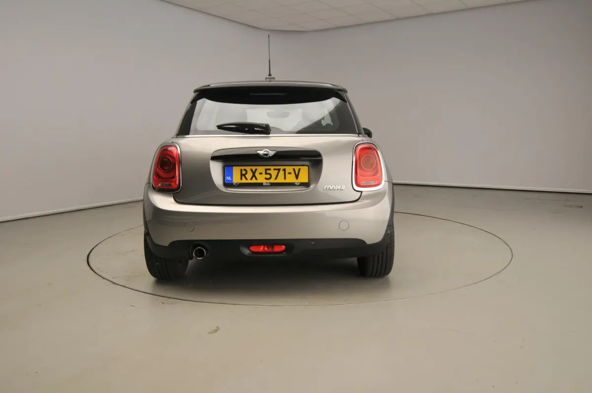 1.5 Cooper Serious Business | Navigatie | John Cooper Works interieurpakket | Comfort Acces | Parkeersensoren |