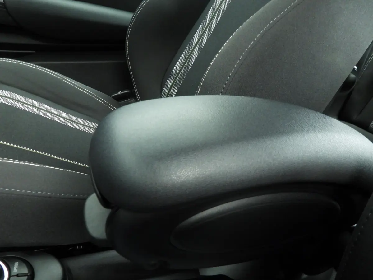 1.5 Cooper Serious Business | Navigatie | John Cooper Works interieurpakket | Comfort Acces | Parkeersensoren |