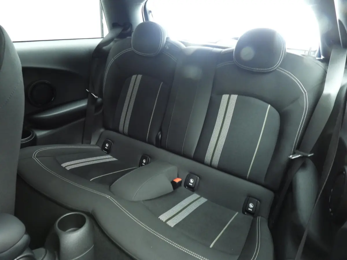 1.5 Cooper Serious Business | Navigatie | John Cooper Works interieurpakket | Comfort Acces | Parkeersensoren |