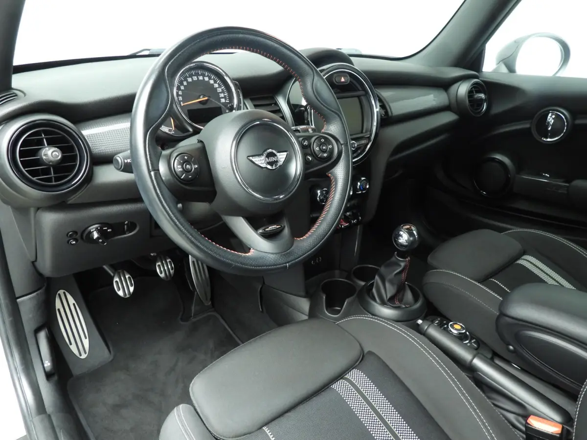 1.5 Cooper Serious Business | Navigatie | John Cooper Works interieurpakket | Comfort Acces | Parkeersensoren |