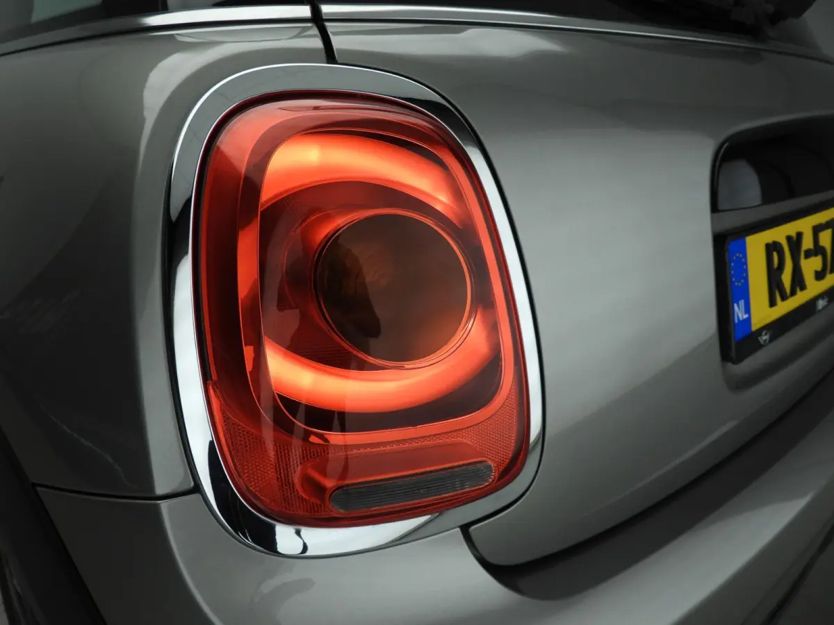1.5 Cooper Serious Business | Navigatie | John Cooper Works interieurpakket | Comfort Acces | Parkeersensoren |