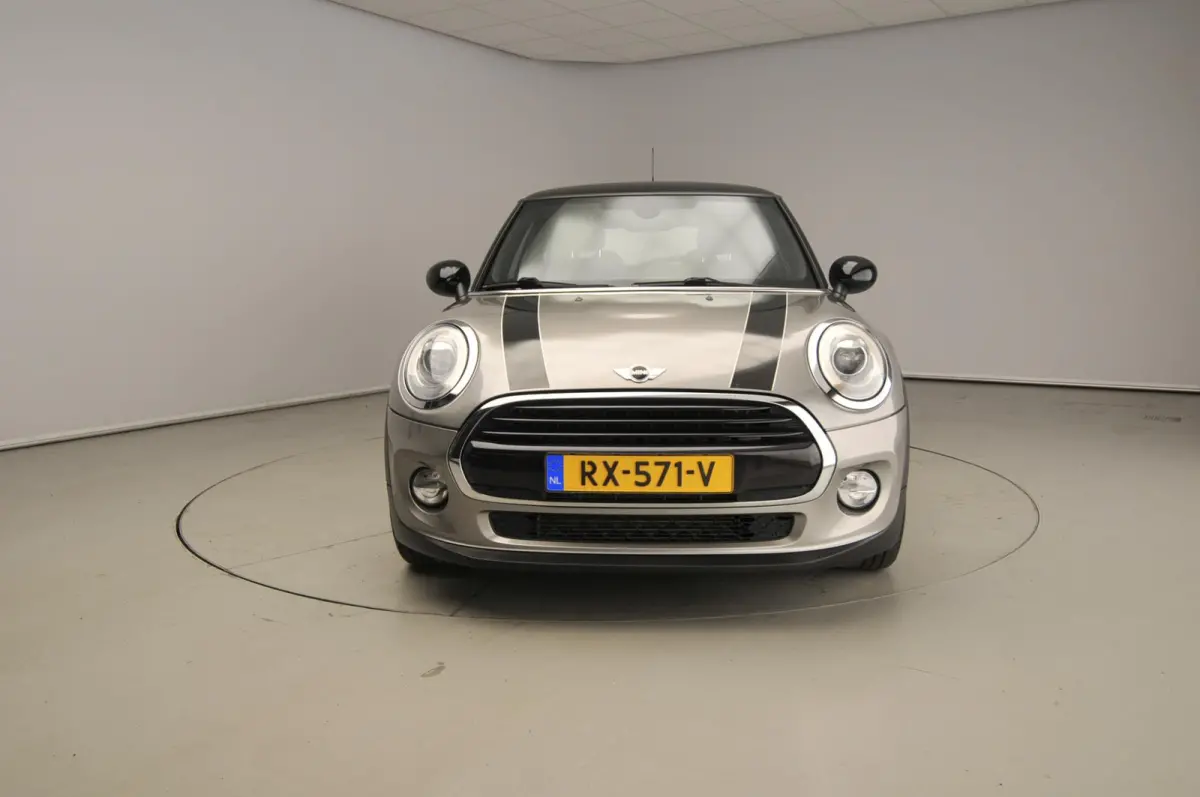 1.5 Cooper Serious Business | Navigatie | John Cooper Works interieurpakket | Comfort Acces | Parkeersensoren |