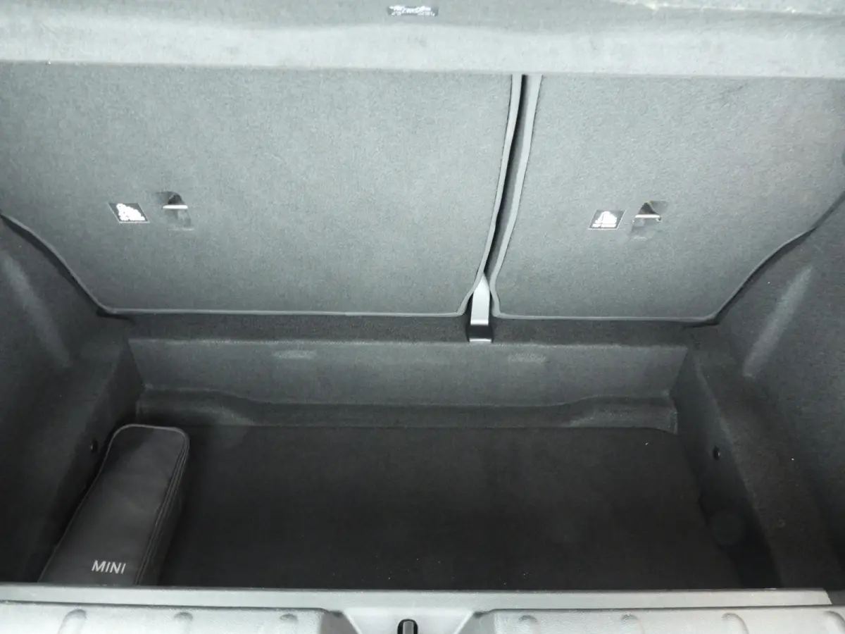 1.5 Cooper Serious Business | Navigatie | John Cooper Works interieurpakket | Comfort Acces | Parkeersensoren |