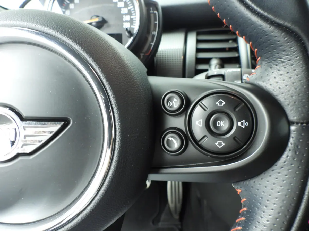 1.5 Cooper Serious Business | Navigatie | John Cooper Works interieurpakket | Comfort Acces | Parkeersensoren |