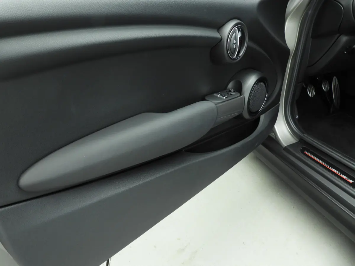 1.5 Cooper Serious Business | Navigatie | John Cooper Works interieurpakket | Comfort Acces | Parkeersensoren |