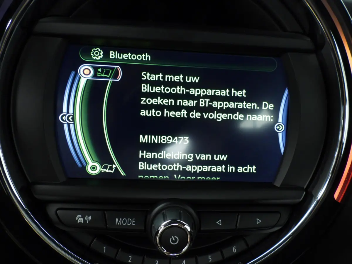 1.5 Cooper Serious Business | Navigatie | John Cooper Works interieurpakket | Comfort Acces | Parkeersensoren |