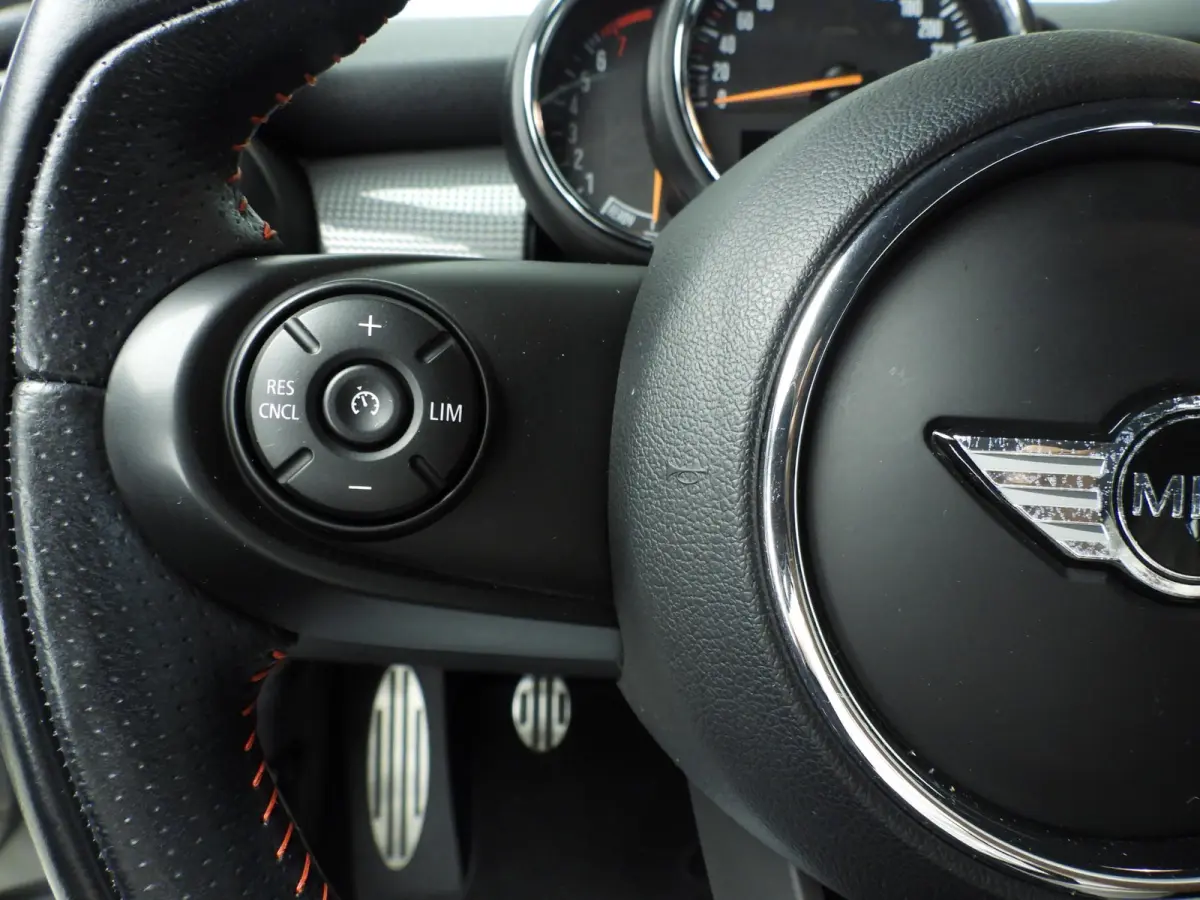 1.5 Cooper Serious Business | Navigatie | John Cooper Works interieurpakket | Comfort Acces | Parkeersensoren |