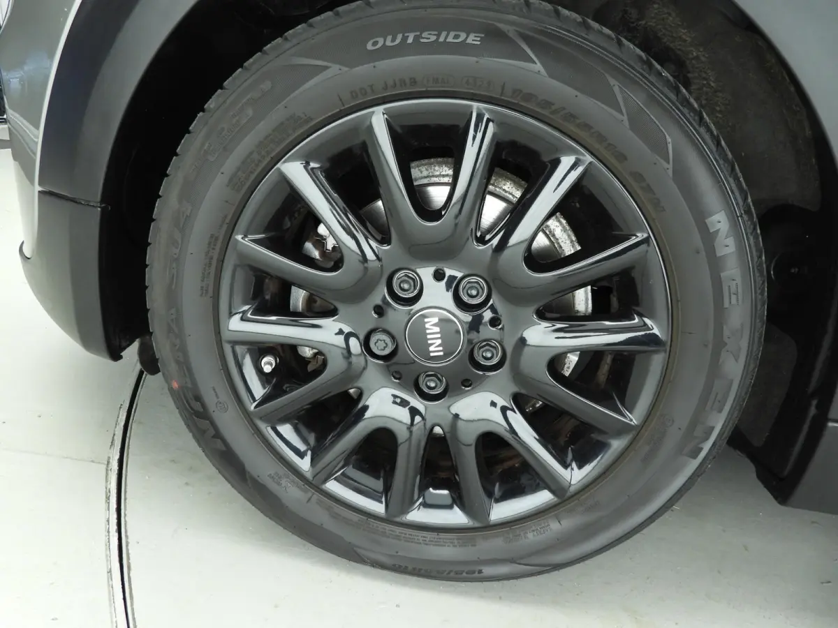 1.5 Cooper Serious Business | Navigatie | John Cooper Works interieurpakket | Comfort Acces | Parkeersensoren |