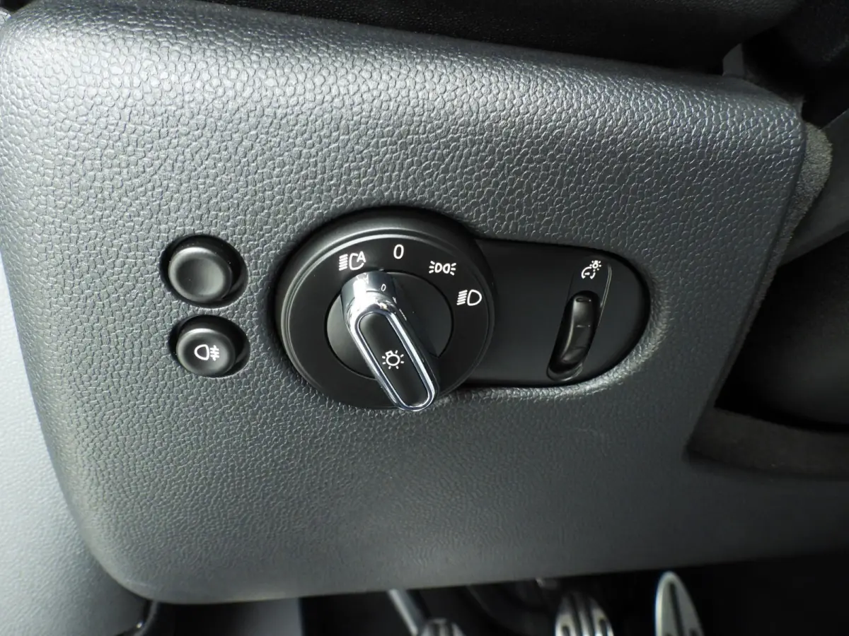 1.5 Cooper Serious Business | Navigatie | John Cooper Works interieurpakket | Comfort Acces | Parkeersensoren |