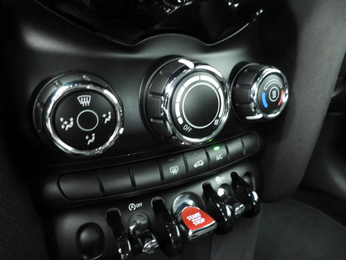 1.5 Cooper Serious Business | Navigatie | John Cooper Works interieurpakket | Comfort Acces | Parkeersensoren |