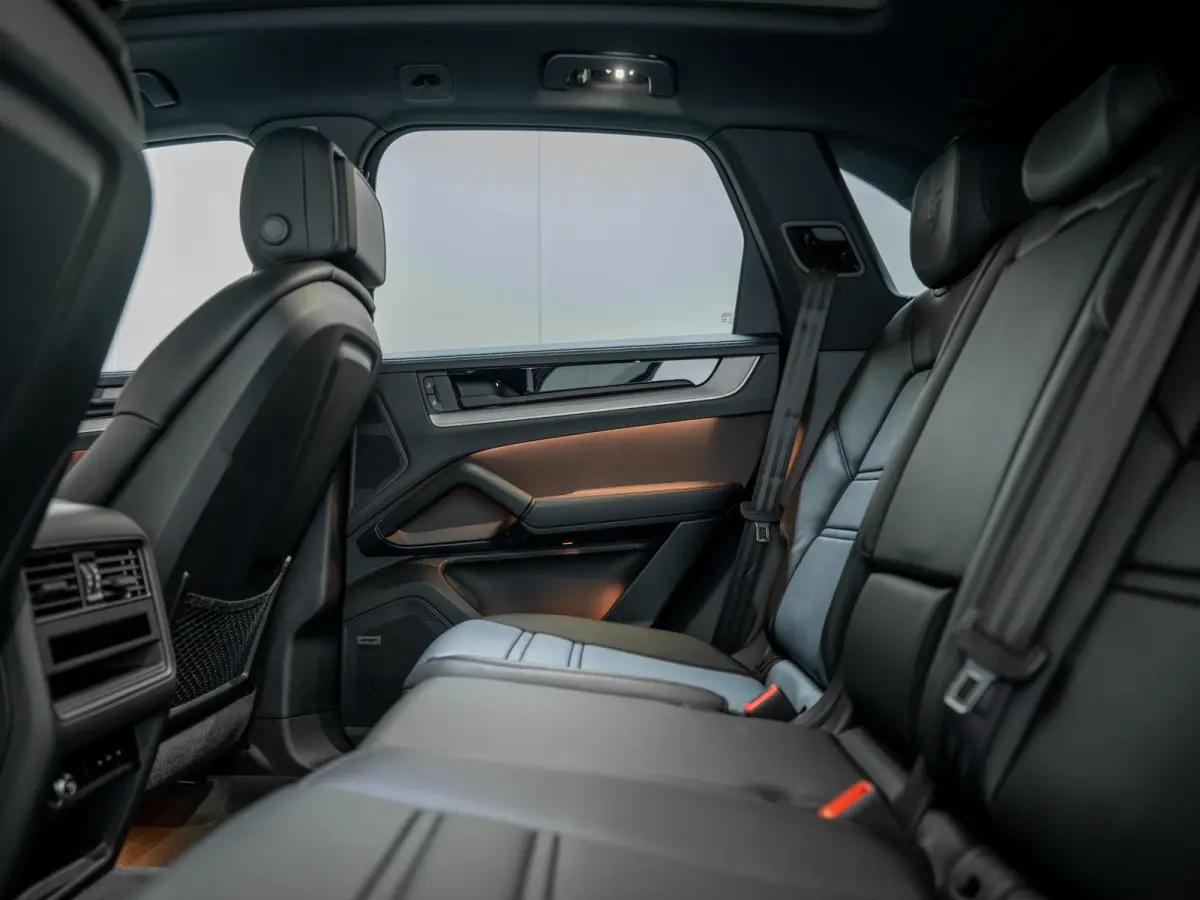 3.0 S E-Hybrid | SportDesign | 360° | Achterasbest. | InnoDrive | BOSE | Luchtvering |