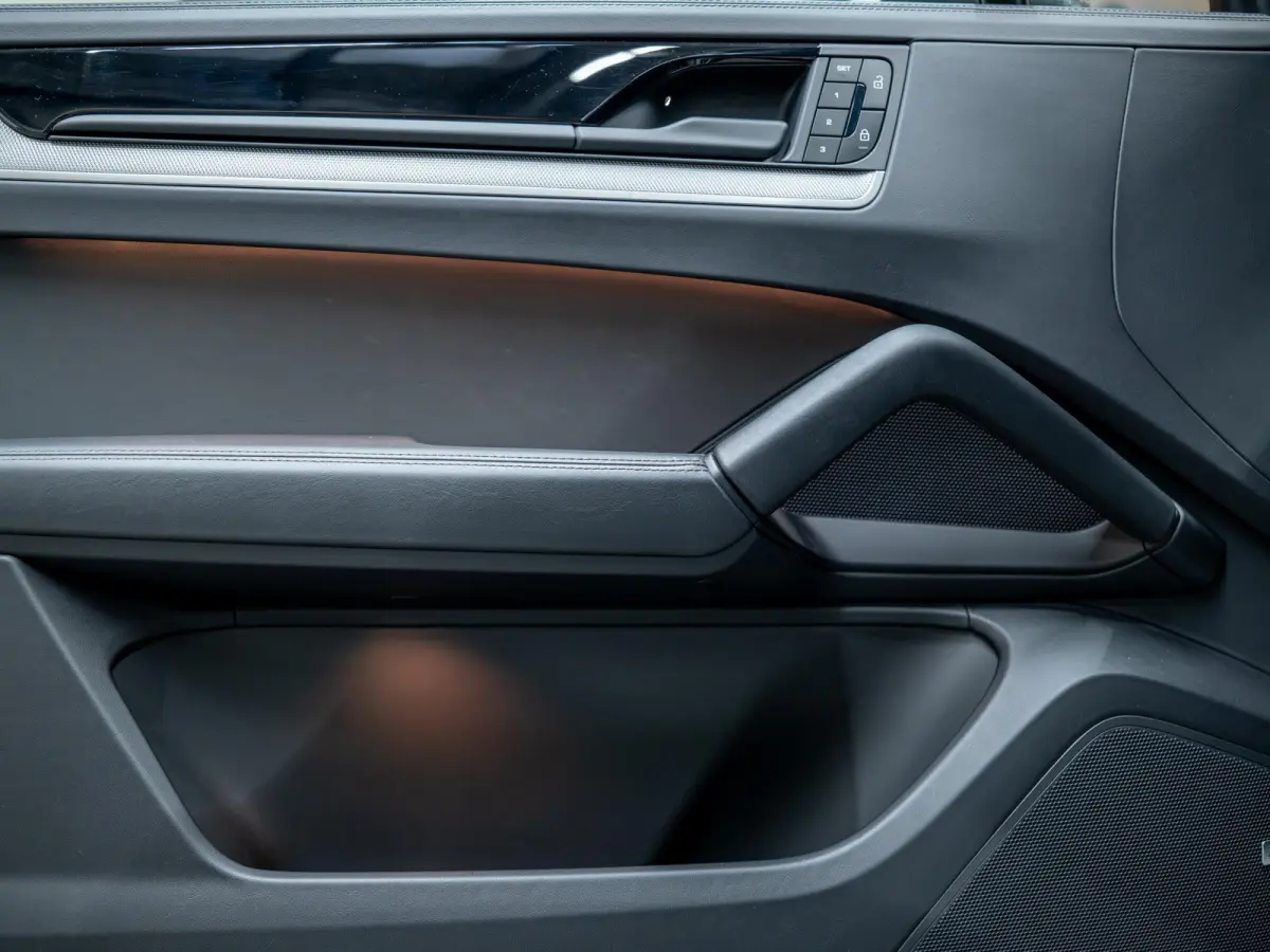 3.0 S E-Hybrid | SportDesign | 360° | Achterasbest. | InnoDrive | BOSE | Luchtvering |