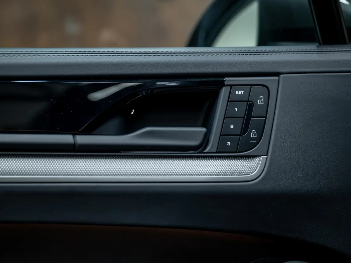 3.0 S E-Hybrid | SportDesign | 360° | Achterasbest. | InnoDrive | BOSE | Luchtvering |