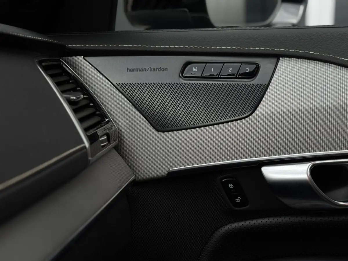 2.0 T8 Twin Engine AWD R-Design Intro Edition | Dealer onderhouden | Semi-elektrische trekhaak | 22 inch | Head-up Display | Harman/Kardon | Panoramadak | Lederen dashboard