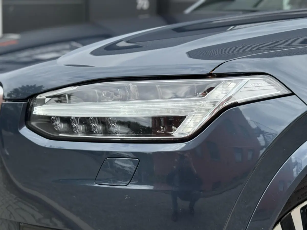 2.0 T8 Twin Engine AWD R-Design Intro Edition | Dealer onderhouden | Semi-elektrische trekhaak | 22 inch | Head-up Display | Harman/Kardon | Panoramadak | Lederen dashboard