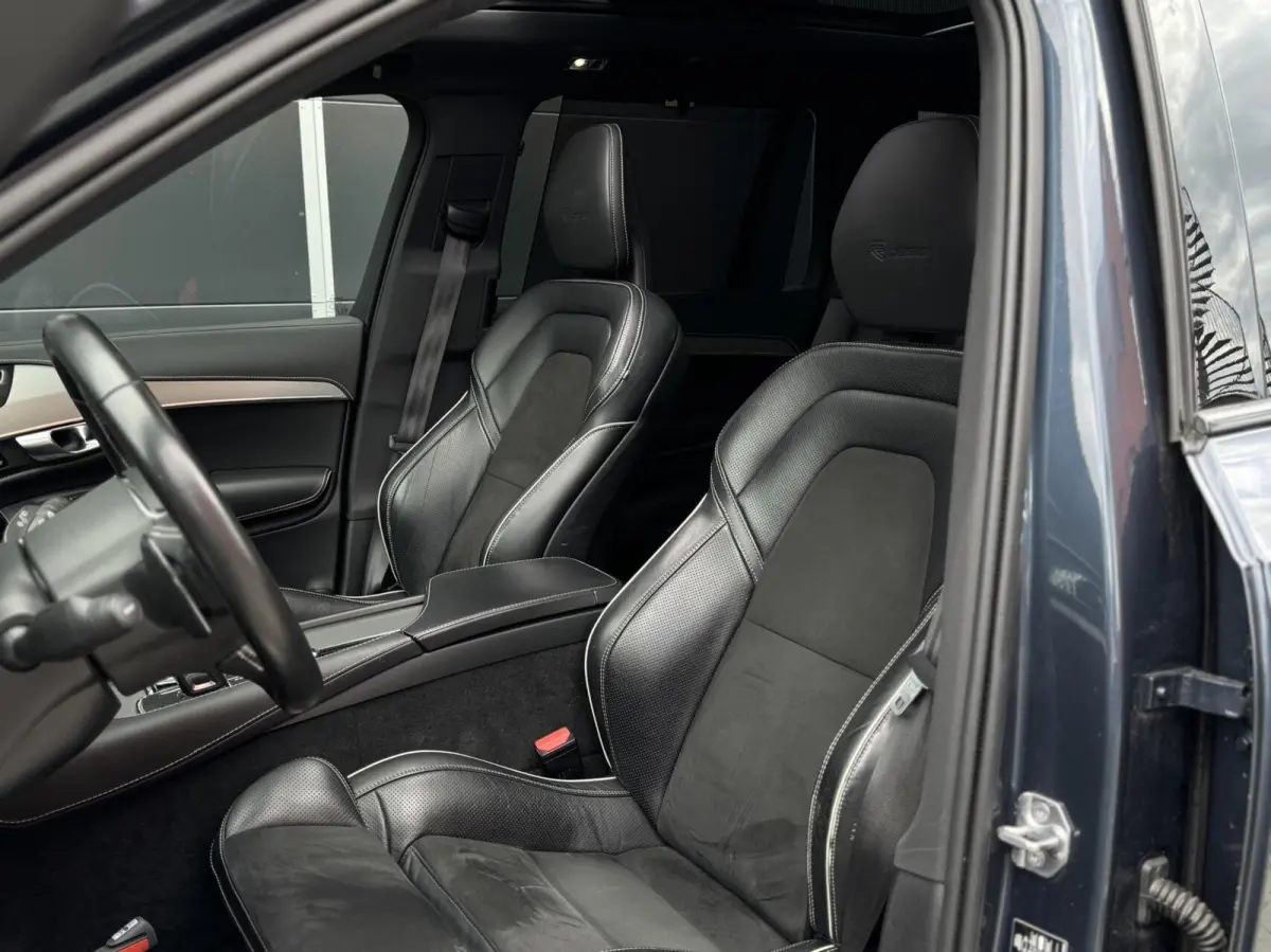 2.0 T8 Twin Engine AWD R-Design Intro Edition | Dealer onderhouden | Semi-elektrische trekhaak | 22 inch | Head-up Display | Harman/Kardon | Panoramadak | Lederen dashboard