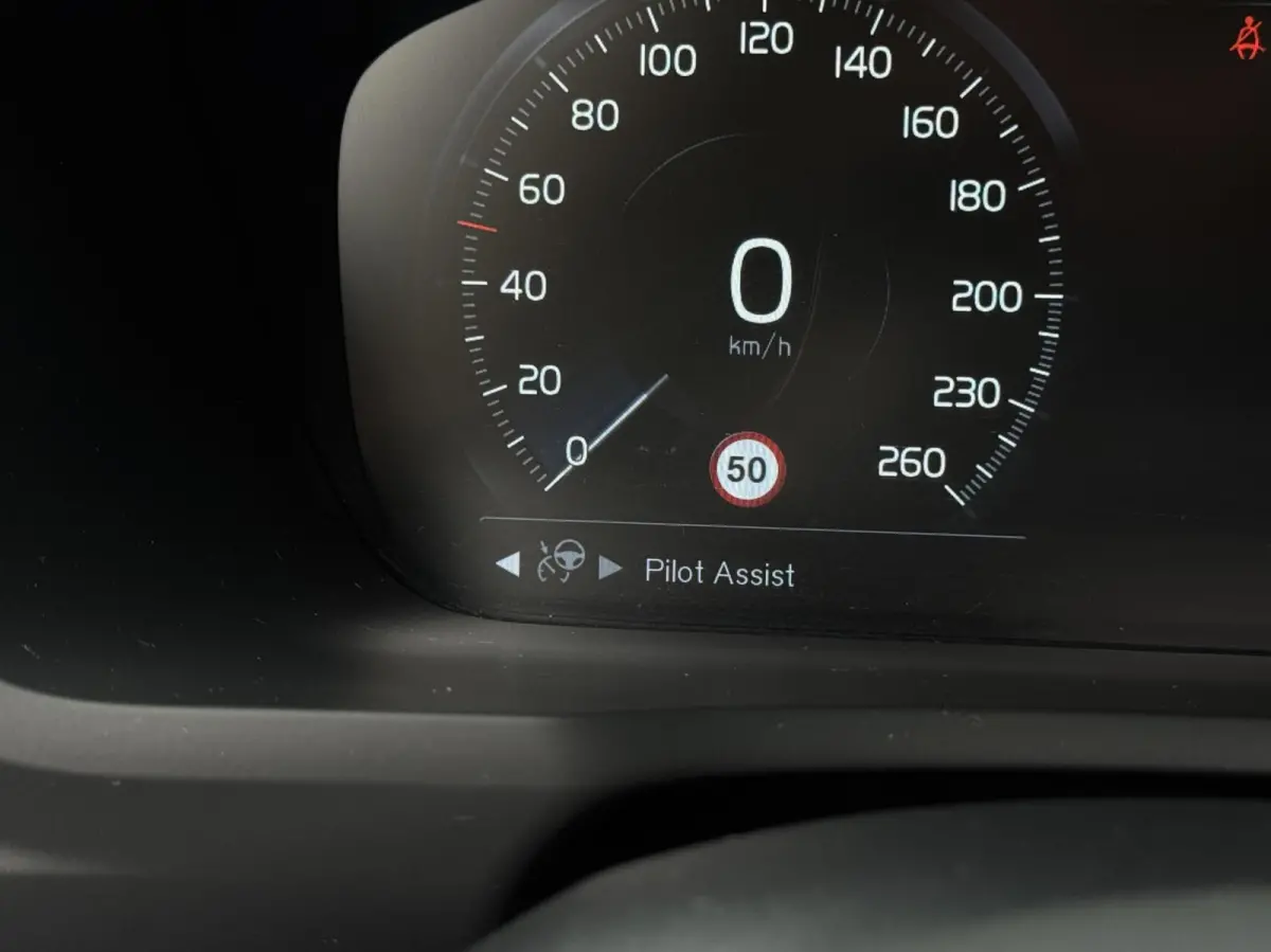 2.0 T8 Twin Engine AWD R-Design Intro Edition | Dealer onderhouden | Semi-elektrische trekhaak | 22 inch | Head-up Display | Harman/Kardon | Panoramadak | Lederen dashboard