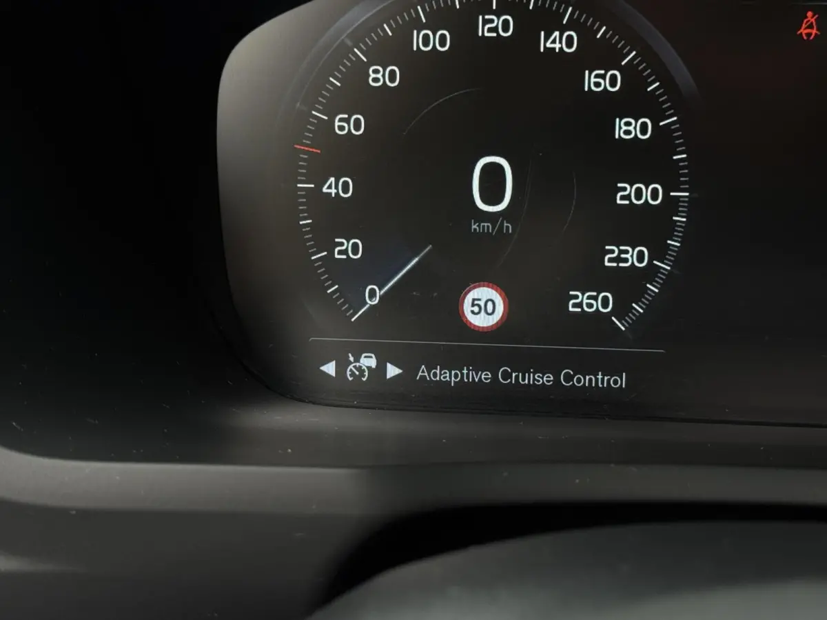 2.0 T8 Twin Engine AWD R-Design Intro Edition | Dealer onderhouden | Semi-elektrische trekhaak | 22 inch | Head-up Display | Harman/Kardon | Panoramadak | Lederen dashboard