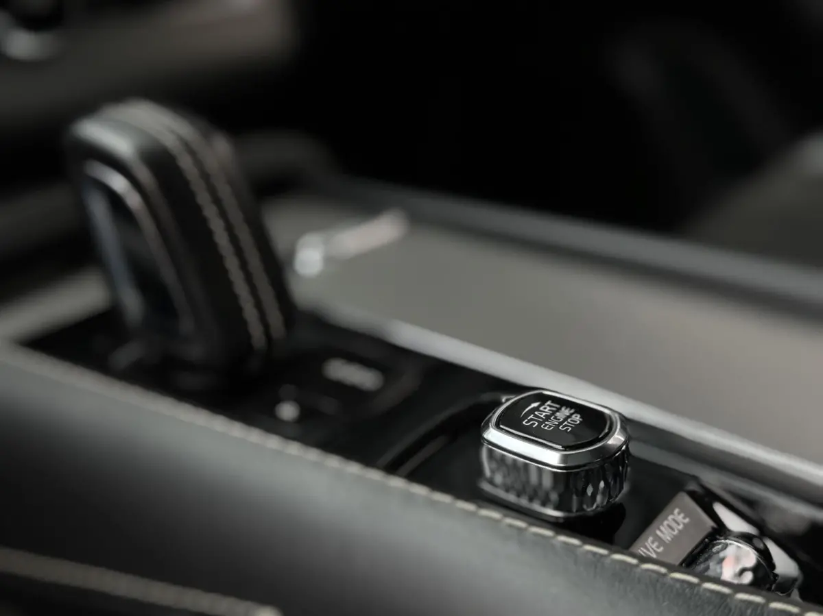2.0 T8 Twin Engine AWD R-Design Intro Edition | Dealer onderhouden | Semi-elektrische trekhaak | 22 inch | Head-up Display | Harman/Kardon | Panoramadak | Lederen dashboard