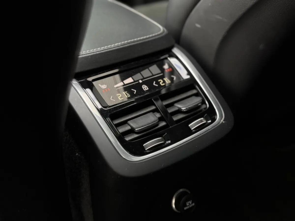 2.0 T8 Twin Engine AWD R-Design Intro Edition | Dealer onderhouden | Semi-elektrische trekhaak | 22 inch | Head-up Display | Harman/Kardon | Panoramadak | Lederen dashboard