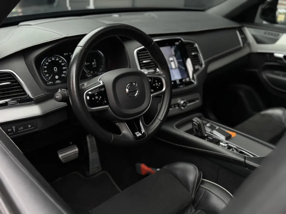 2.0 T8 Twin Engine AWD R-Design Intro Edition | Dealer onderhouden | Semi-elektrische trekhaak | 22 inch | Head-up Display | Harman/Kardon | Panoramadak | Lederen dashboard