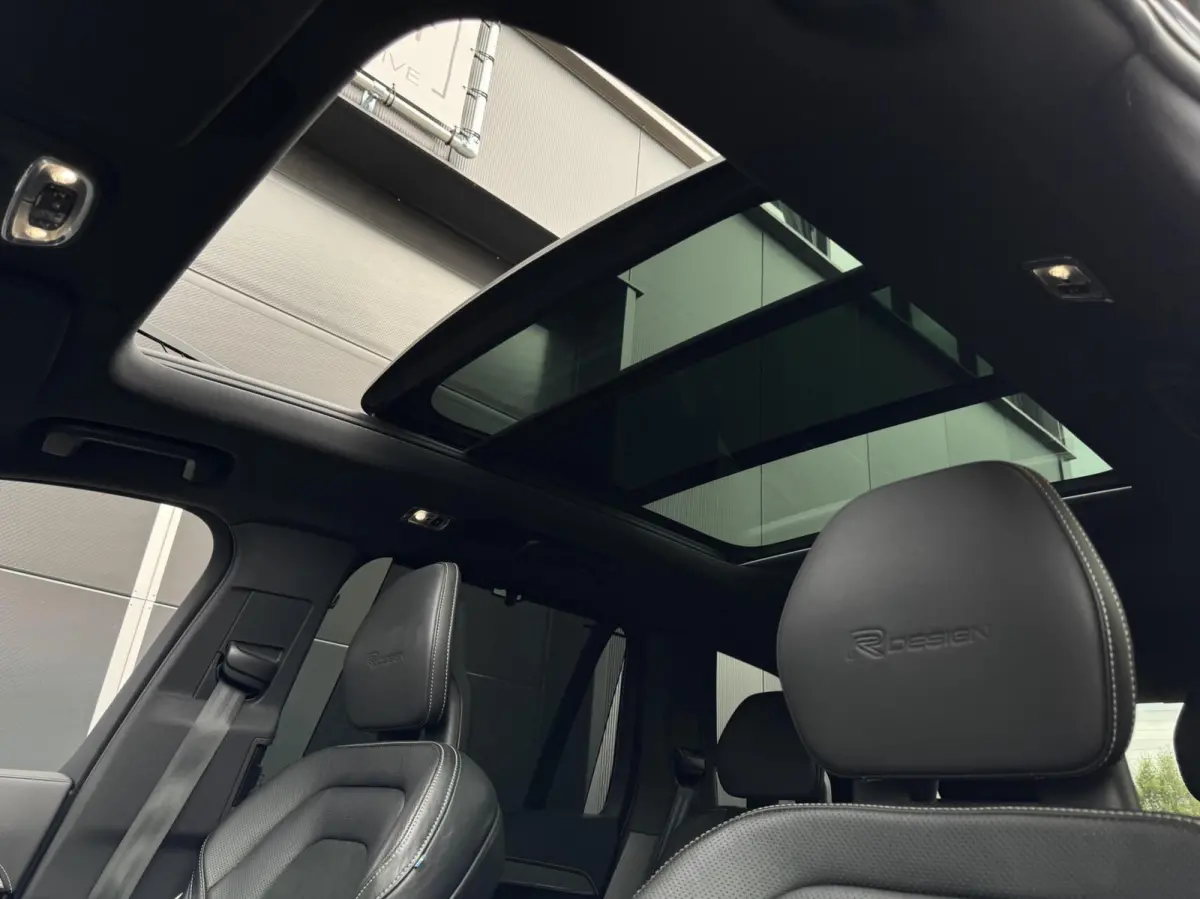 2.0 T8 Twin Engine AWD R-Design Intro Edition | Dealer onderhouden | Semi-elektrische trekhaak | 22 inch | Head-up Display | Harman/Kardon | Panoramadak | Lederen dashboard