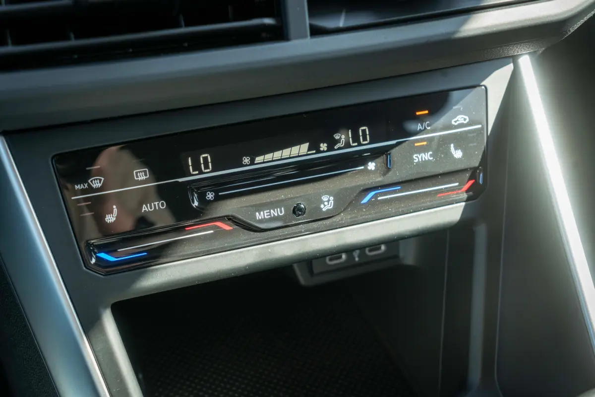 Life Edition | 'App-Connect' smartphone integratie | Airconditioning automatisch (Climatronic), 2-zone | Buitenspiegels elektrisch instel- verwarm- en inklapbaar