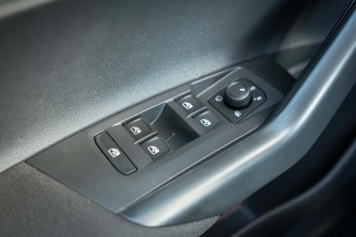 Life Edition | 'App-Connect' smartphone integratie | Airconditioning automatisch (Climatronic), 2-zone | Buitenspiegels elektrisch instel- verwarm- en inklapbaar