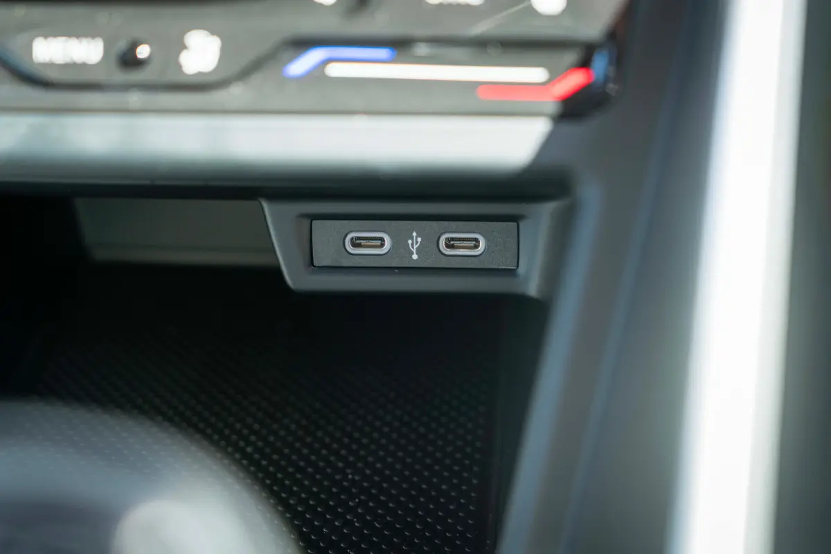 Life Edition | 'App-Connect' smartphone integratie | Airconditioning automatisch (Climatronic), 2-zone | Buitenspiegels elektrisch instel- verwarm- en inklapbaar